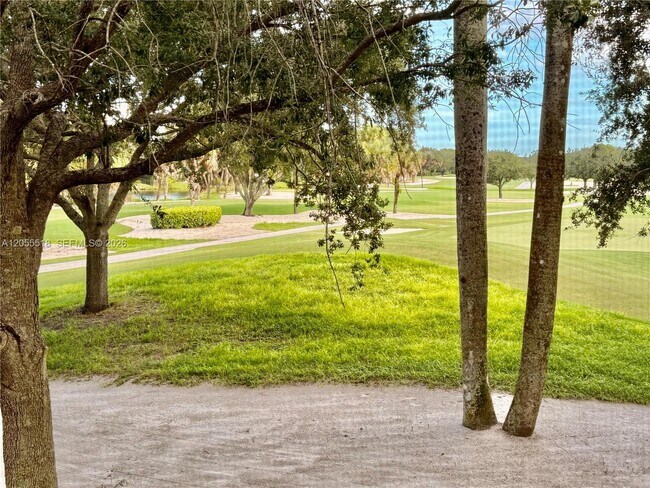 Foto del edificio - 200 Jacaranda Country Club Dr