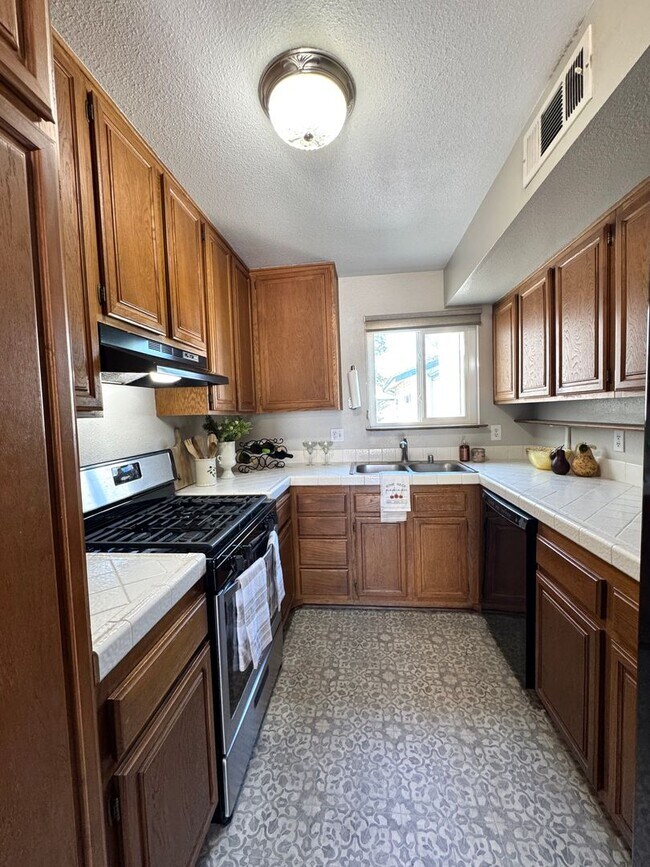 Building Photo - Charming 2 bed 1.5 bath condo, with attached 2 car garage!