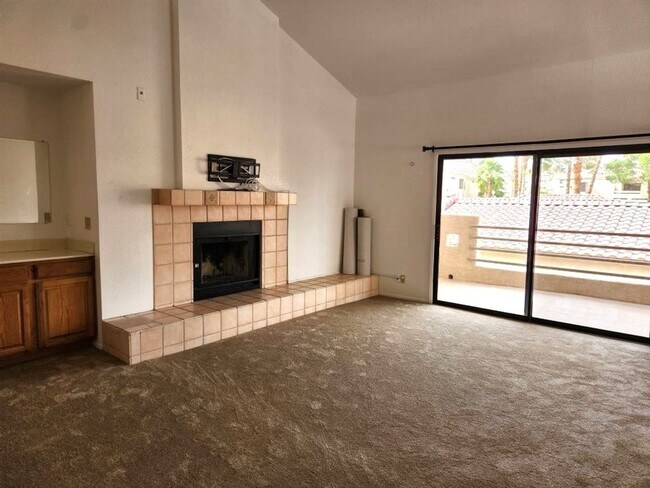 Building Photo - LARGE SECOND FLOOR CONDO
