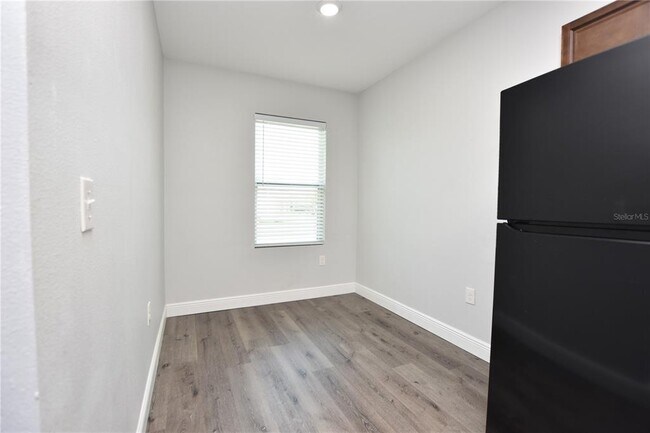 Building Photo - 525 Albatross Dr