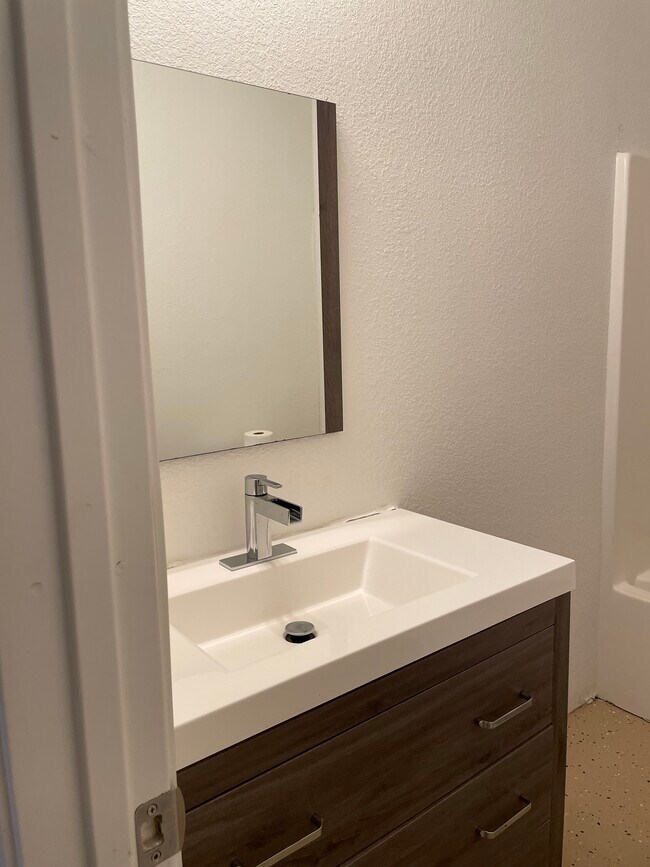 Full bathroom/ Bano - 819 Gloria Dr