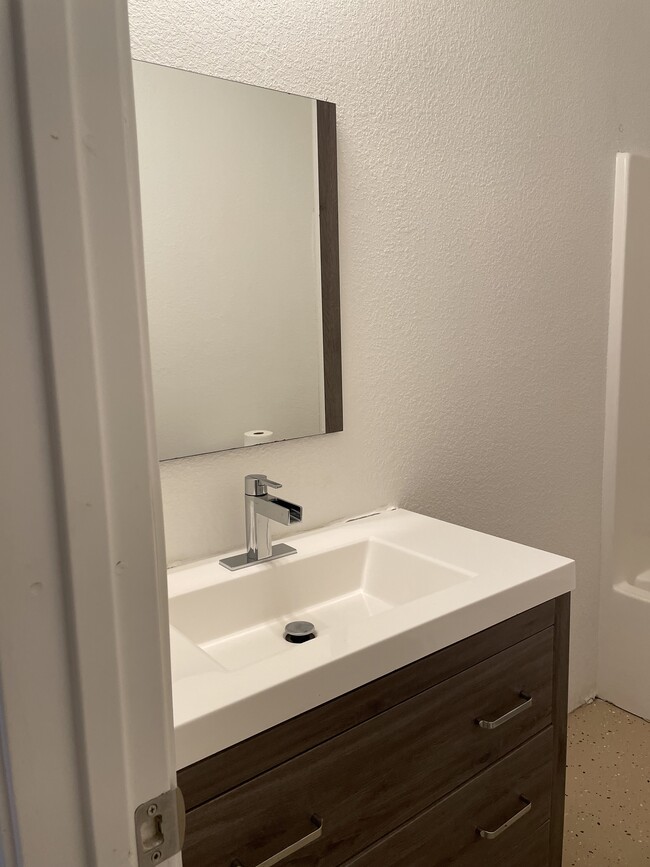 Full bathroom/ Bano - 819 Gloria Dr