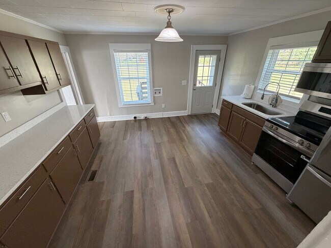 Foto del edificio - Updated 3BR Home with Office & Large Decks in Haw River