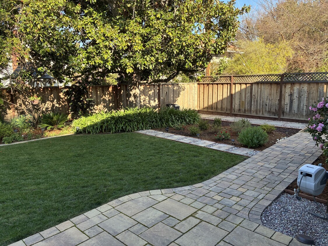 Foto del edificio - 1074 Oaktree Dr