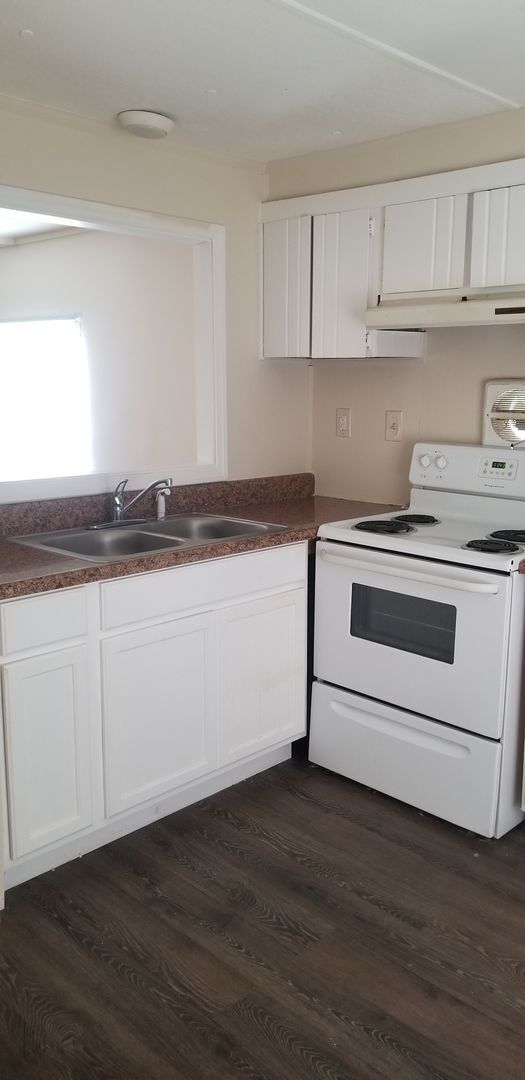 Building Photo - Available now, move in ready!