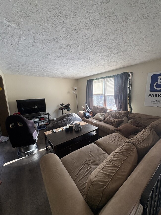 Building Photo - 98 Pelham Rd