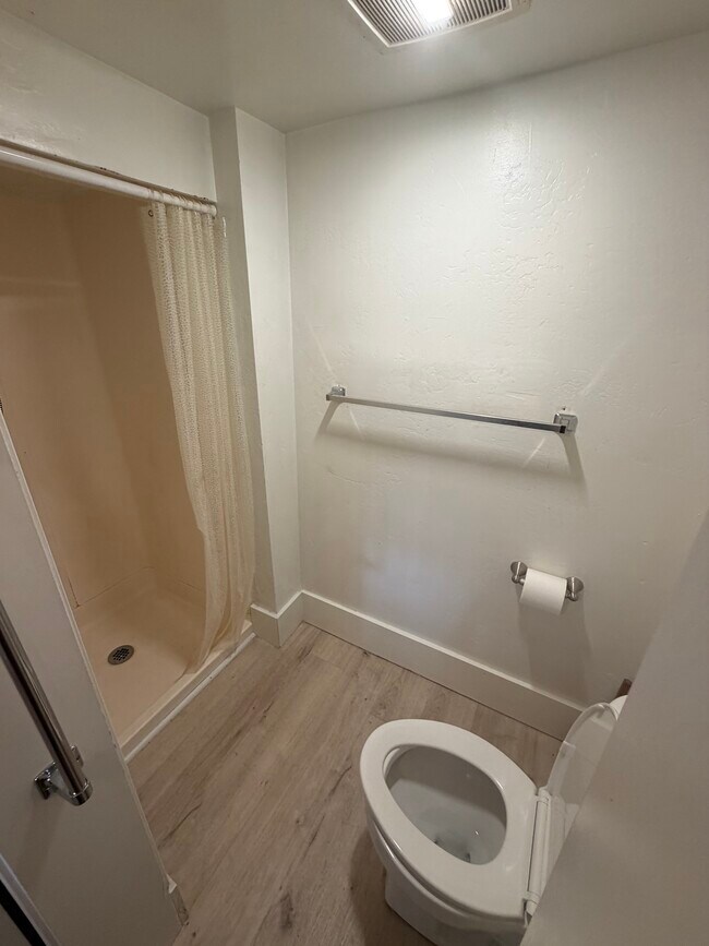 Baño pequeño con ducha - 3756 Busey Ln