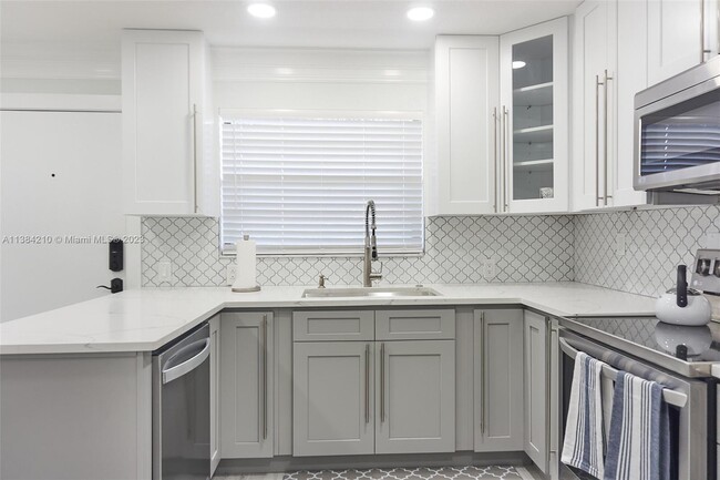 Building Photo - 6095 N Sabal Palm Blvd