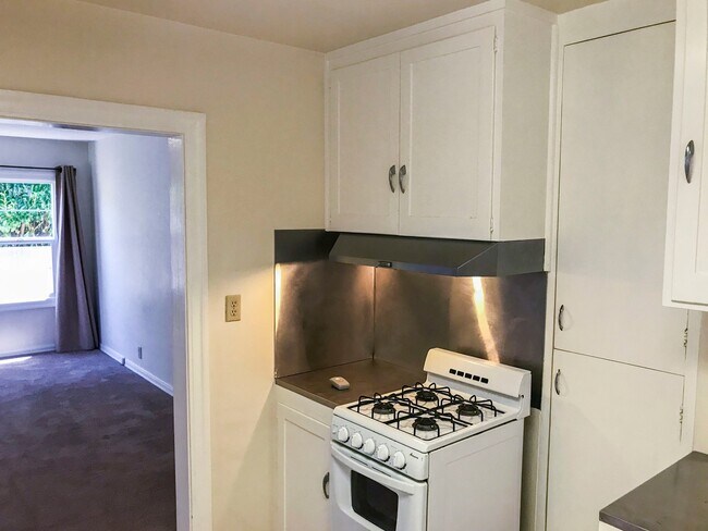 Foto del edificio - Available TBD - November - Pet-friendly cr...