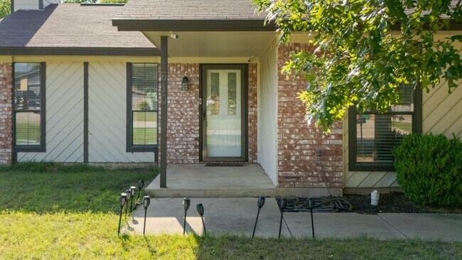 Building Photo - 1610 Fox Trail