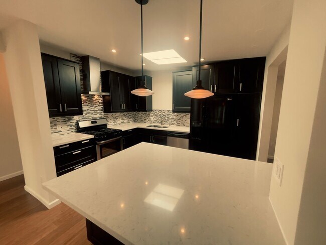 Foto del edificio - Beautifully Remodeled 3BD/2BA Sunnyvale Home with Designer Kitchen & Private Backyard