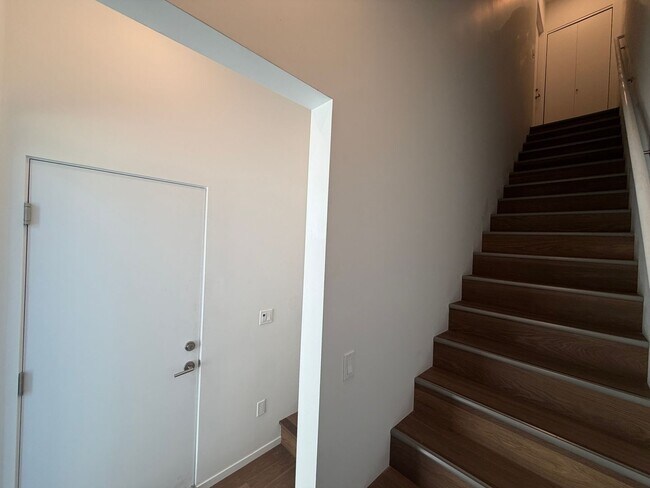 Building Photo - 2419 Binnen Ln