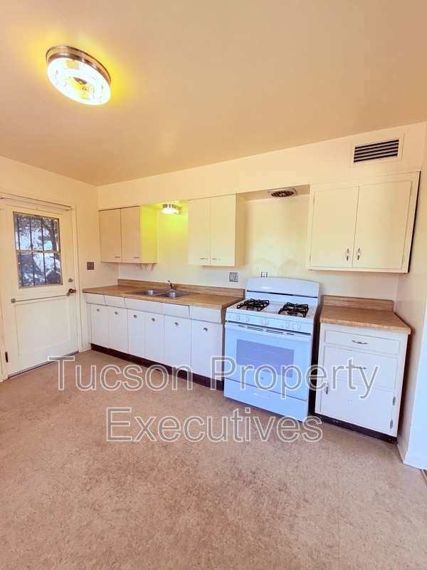 Foto del edificio - 2831 E Adams St