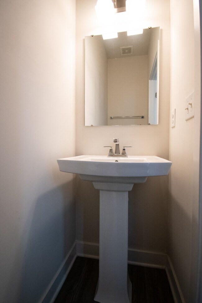 medio baño en el primer piso - 914 Avast Way