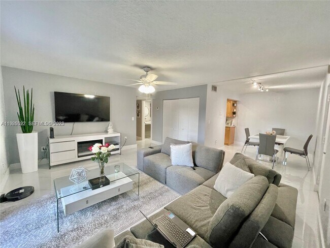 Building Photo - 7110 Fairway Dr