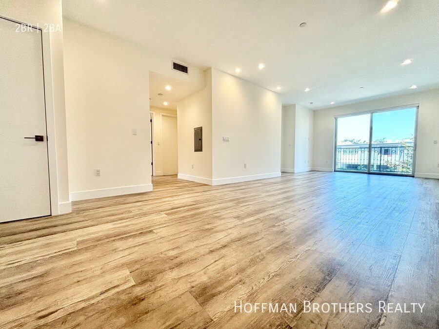 Foto principal - 1237 S Holt Ave. Los Angeles CA 90035