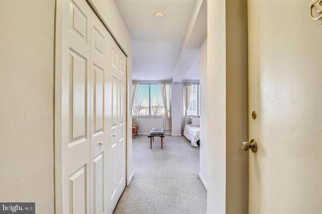 Foto del edificio - 6641 Wakefield Dr
