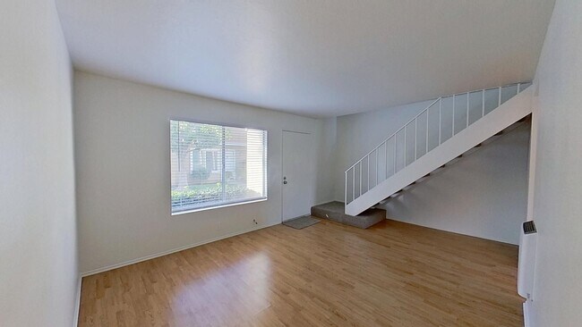 Building Photo - Charming 2 Bed 1.5 Bath Townhome in El Cam...