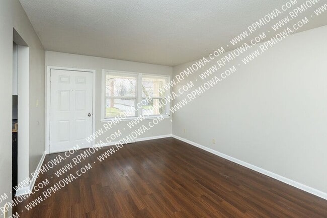 Building Photo - 312 NE Trilein Dr