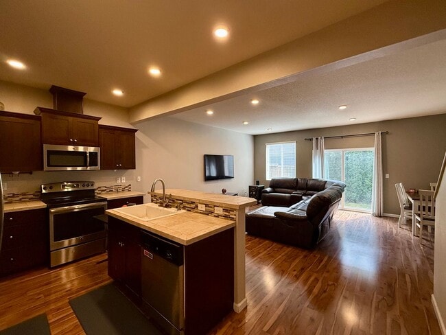 Building Photo - Lovely 3 bedroom/2.5 Bath Townhouse