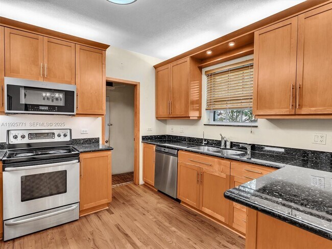 Foto del edificio - 2443 N Meridian Ave