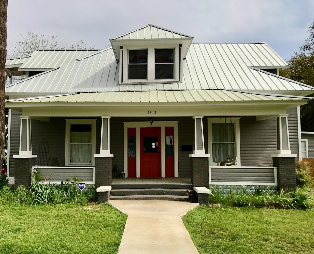 1313 West San Antonio Street Unit Upstairs Apt., San Marcos, TX 78666