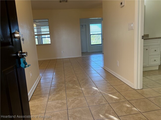 Foto del edificio - 5332 Granada Blvd