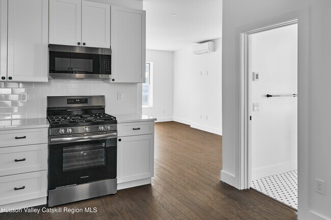 Building Photo - 72-74-74 Green St