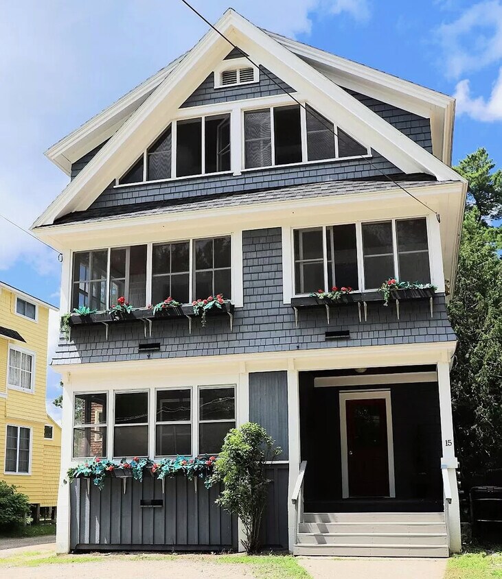 Primary Photo - 15 Circle St