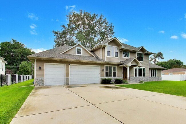 Building Photo - 2311 N Arlington Heights Rd