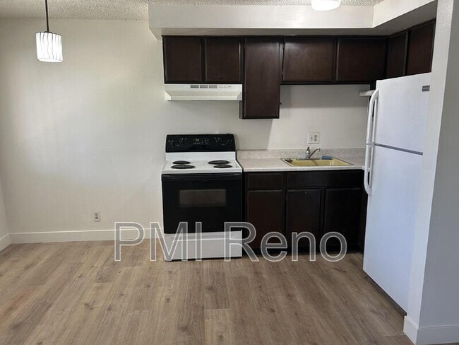 Building Photo - 372 La Rue Ave