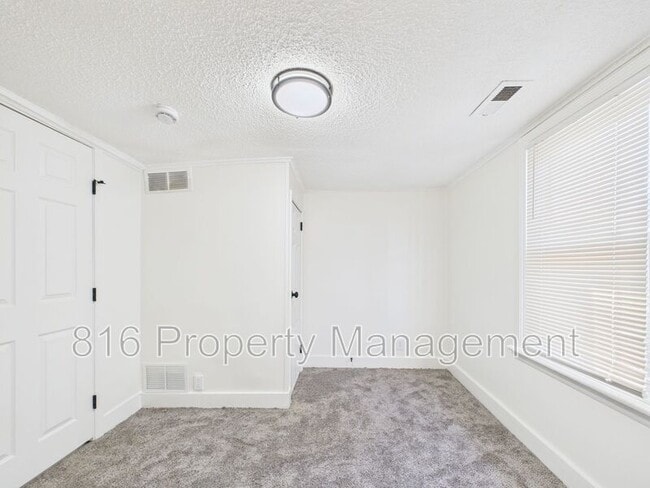 Building Photo - 1827 E 81 St