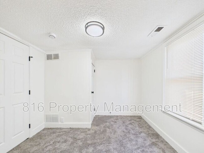 Foto del edificio - 1827 E 81 St