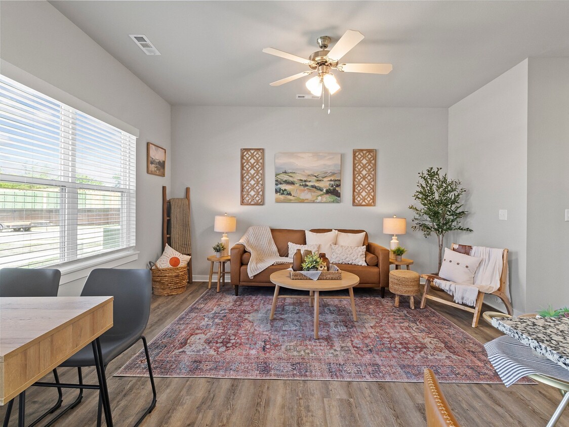 Foto principal - Hillcrest Village