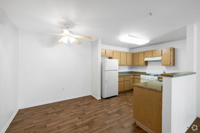 2BR, 2BA - 908SF - Dining Area - Kings Manor