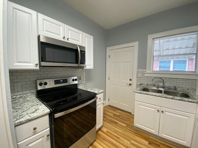 Building Photo - Newly Remodeled South Highlands Apartment
