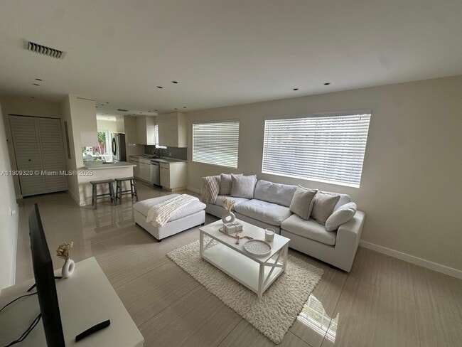 Foto del edificio - 9464 Abbott Ave