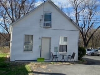 Building Photo - 697 Main St