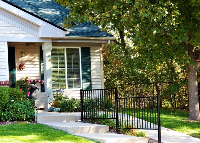 Building Photo - Oak Tree Village