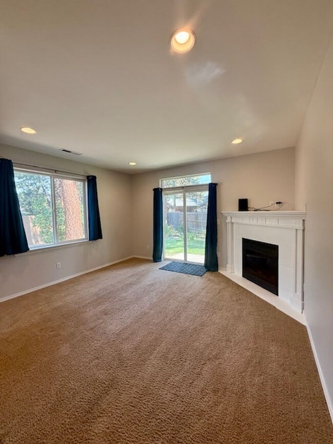 Building Photo - Charming Craftsman Home in SW Bend!