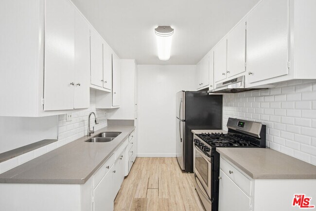 Foto del edificio - 7540 Hampton Ave
