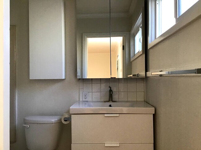 Bathroom - 893 N Oakland Ave
