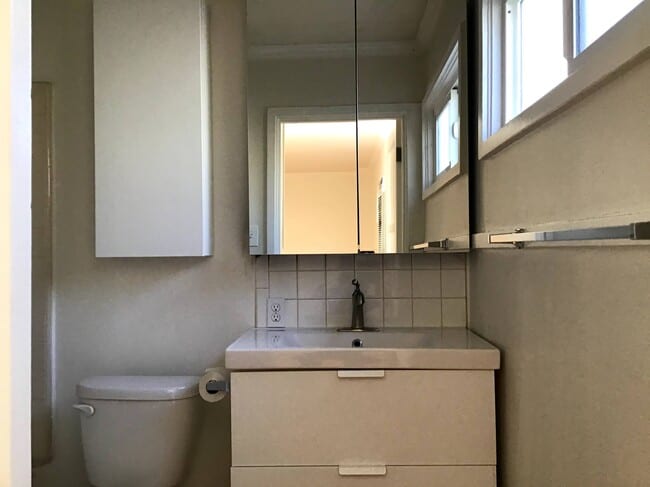 Bathroom - 893 N Oakland Ave
