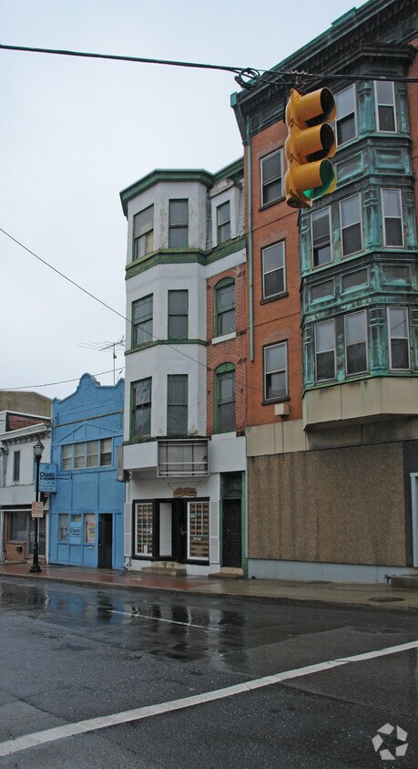 Building Photo - 101 W 8th St