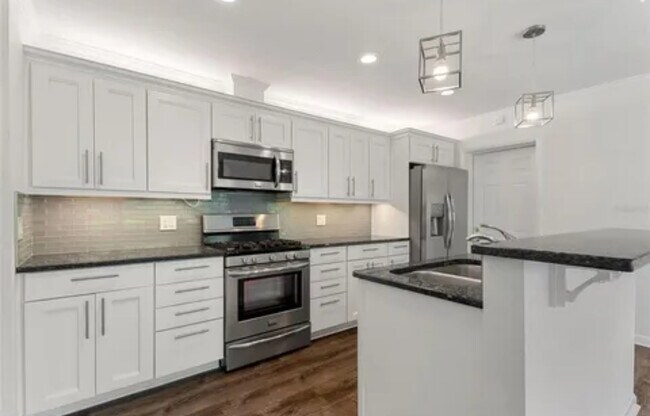 Building Photo - 755 Oleander Dr SE