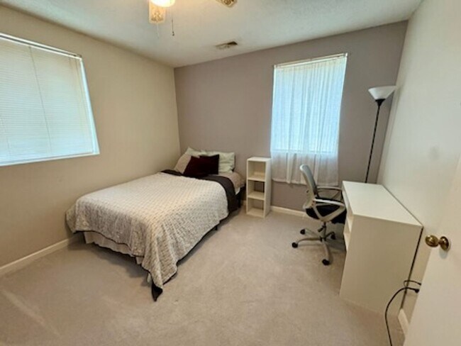 Foto del edificio - Quiet Study Haven: 1BR + Den just Steps from UNC