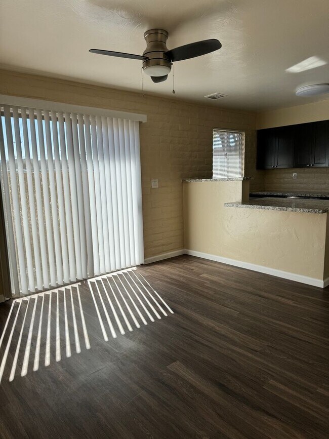 Foto del edificio - 4561 E Bellevue St