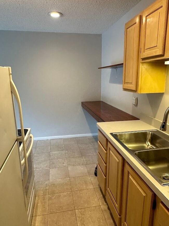 Building Photo - This wonderful 1 Bedroom 1 Bath condo Loca...