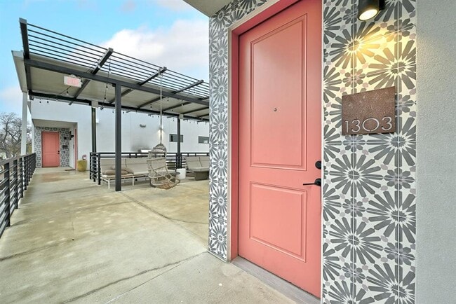 Building Photo - 2709 E 5th St.