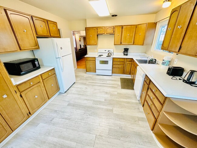 Building Photo - 625 Plumas St